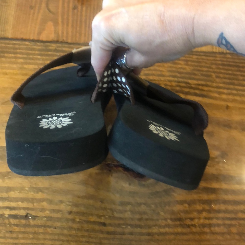 Yellow Box Flip Flops - Picture 4 of 6